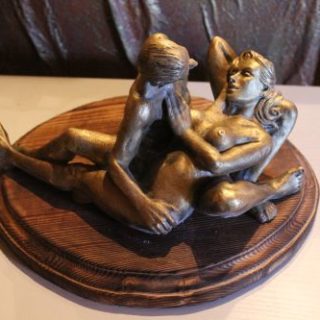 Liebespaar in Keramik auf Holzsockel