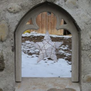 Ruinenwand mit gotischem Fenster
