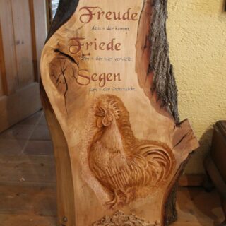 Holzschnitzerei: Skulptur “Hahn aus Lindenholz”